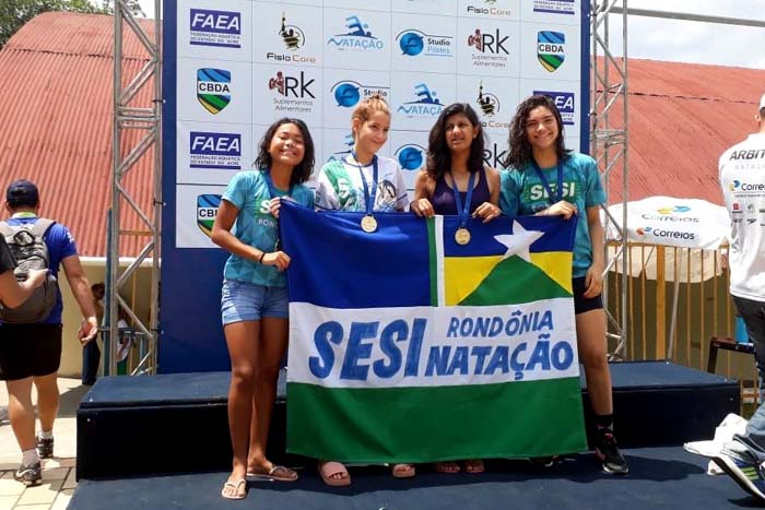 JARU: Atletas representam o município em competição de natação no Acre