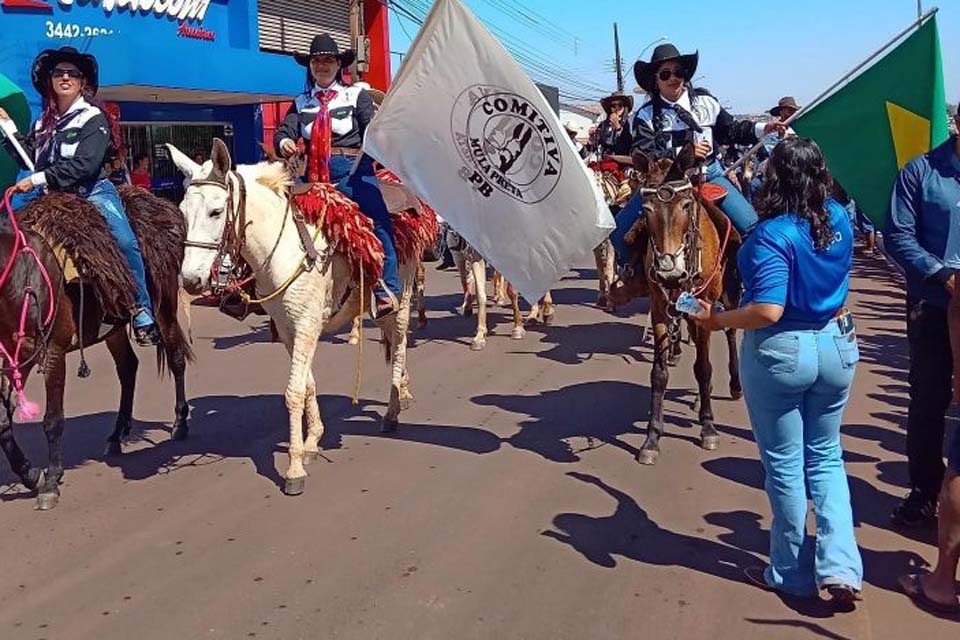 Cavalgada da Expoagro contou com ponto de hidratação oferecido pela Águas de Rolim de Moura