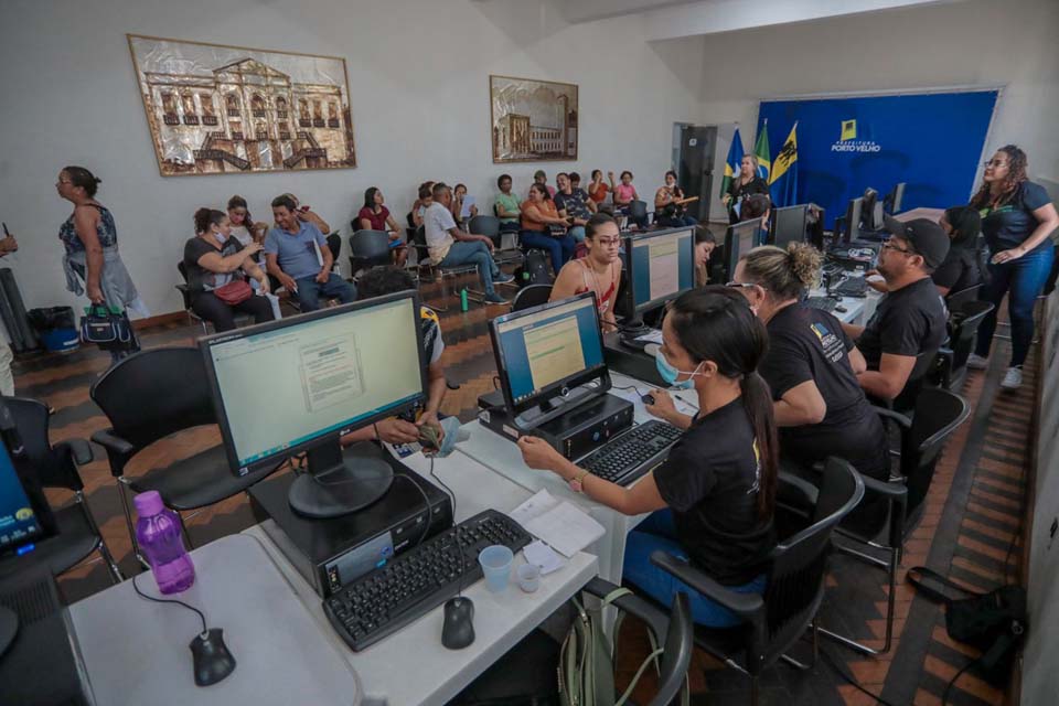 Atualização cadastral para unidades habitacionais de Porto Velho segue no Prédio do Relógio