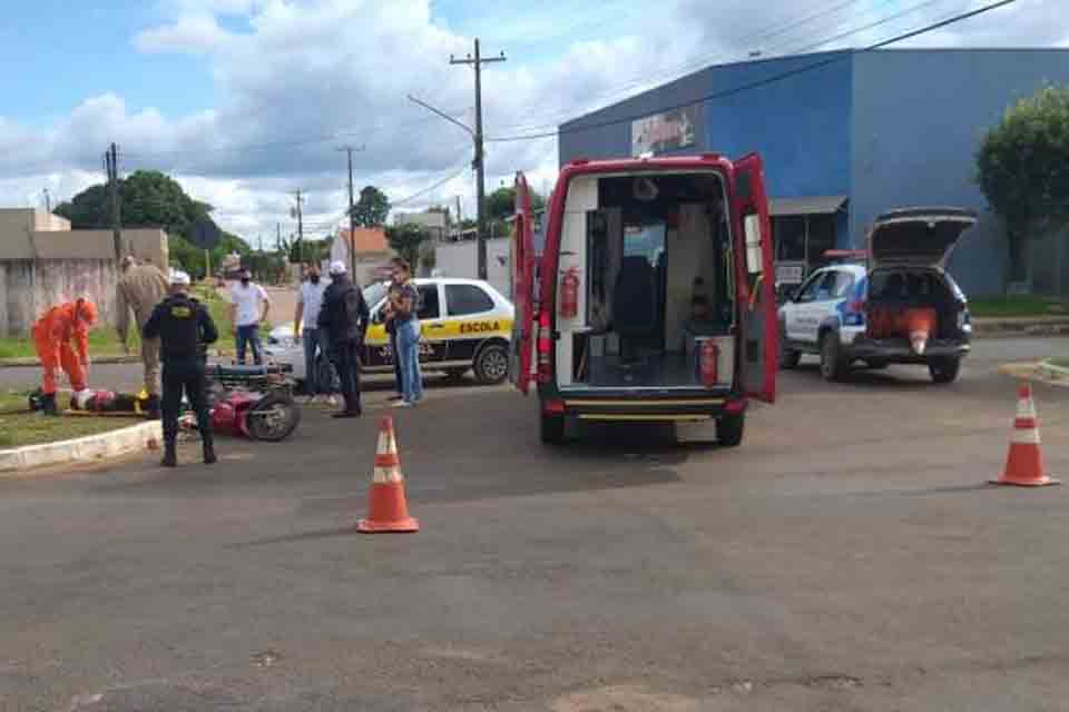 Carro de autoescola se envolve em acidente com motoneta