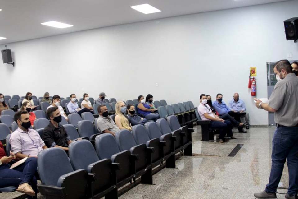 Assessores parlamentares estão participando de um Workshop de Assessoria legislativa