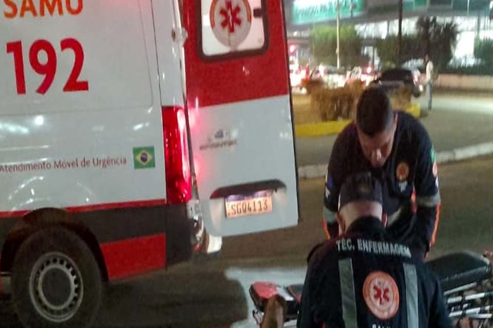 Homem atacado a pauladas cai pedindo socorro na frente de igreja