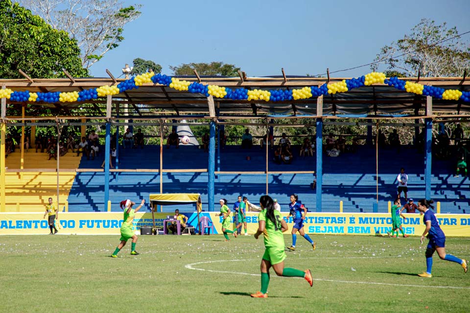 Torcida marcou presença durante partida de futebol feminino no 29º Interdistrital