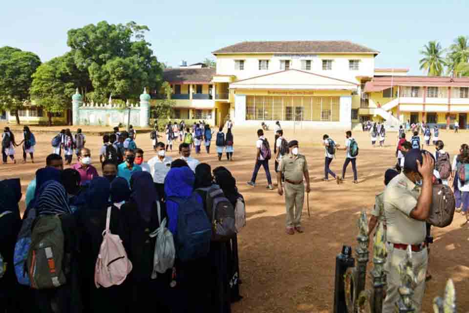 Muçulmanos protestam na Índia contra proibição do véu nas escolas