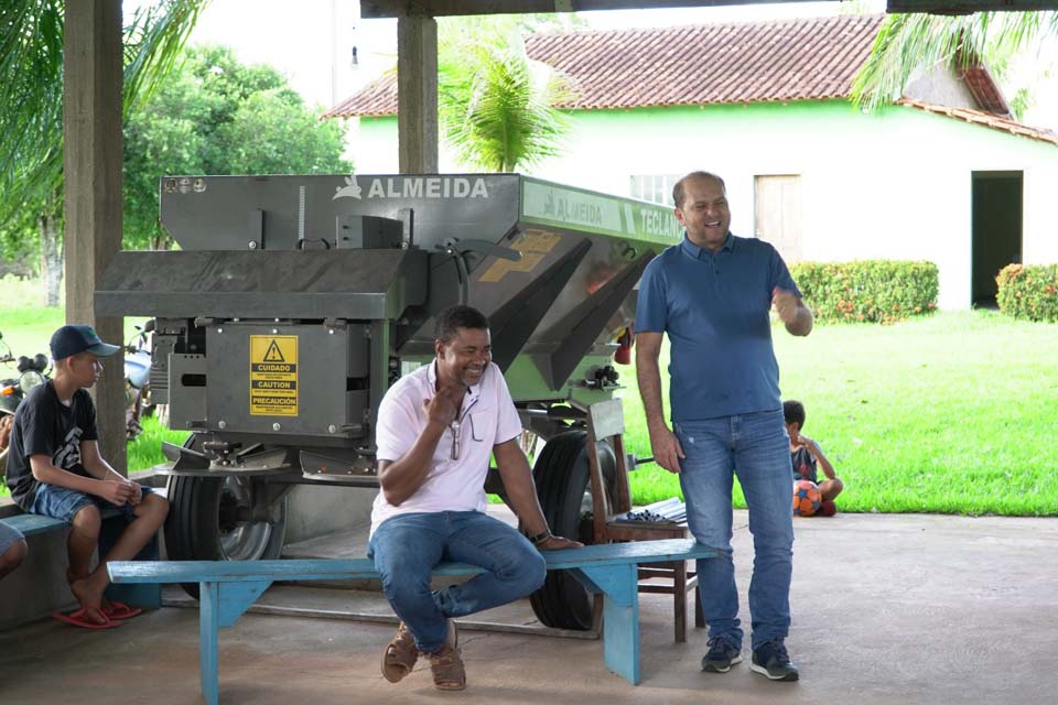 Mais uma associação beneficiada com máquina de café; Cirone Deiró assegurou emendas para associações rurais de todo o Estado