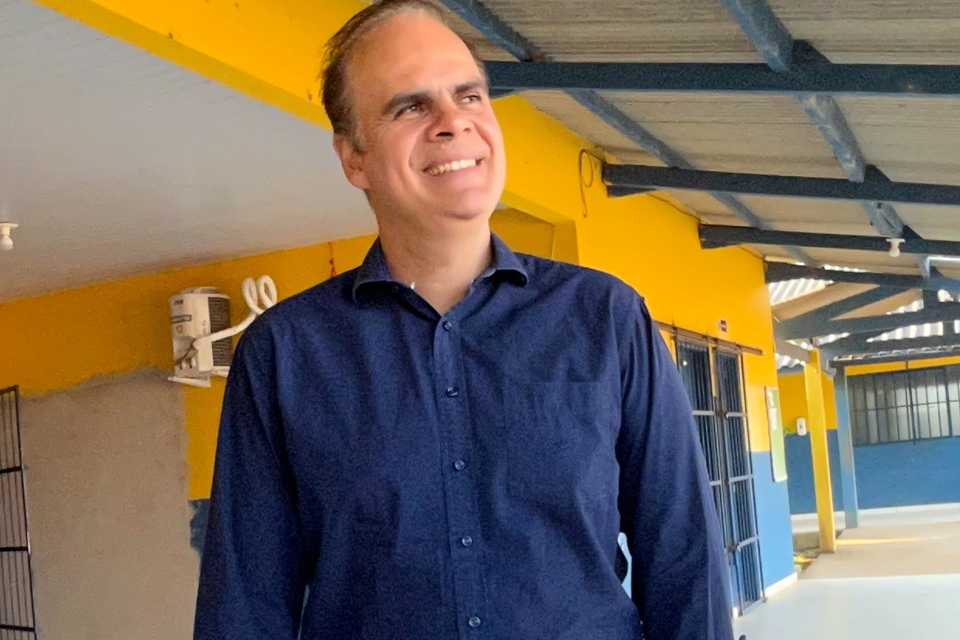 Alan Queiroz pontua a necessidade da reforma da quadra poliesportiva da escola Pioneira, em Teixeirópolis