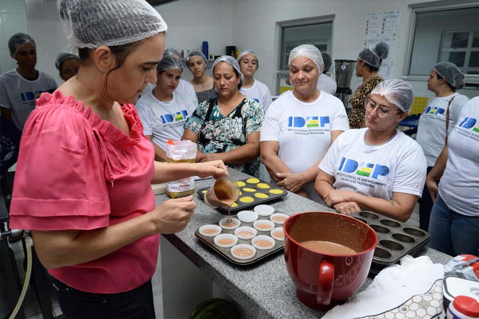 Cursos de cupcakes e artesão de biojóia começaram em Ji-Paraná