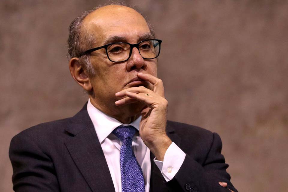 Gilmar Mendes toma posse na cadeira de ministro substituto no TSE