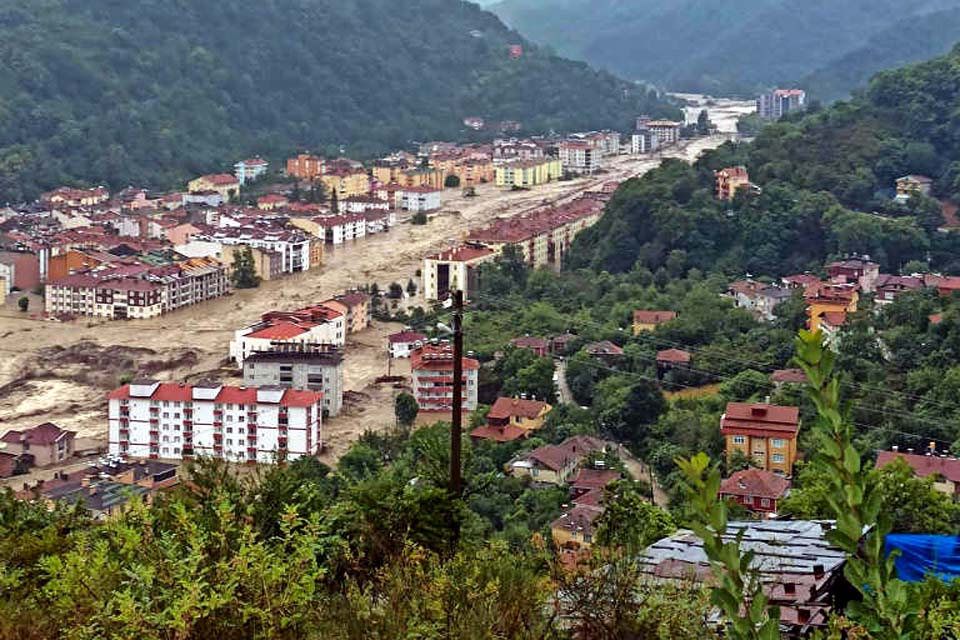 Após incêndios, enchentes na Turquia forçam despejo de hospital