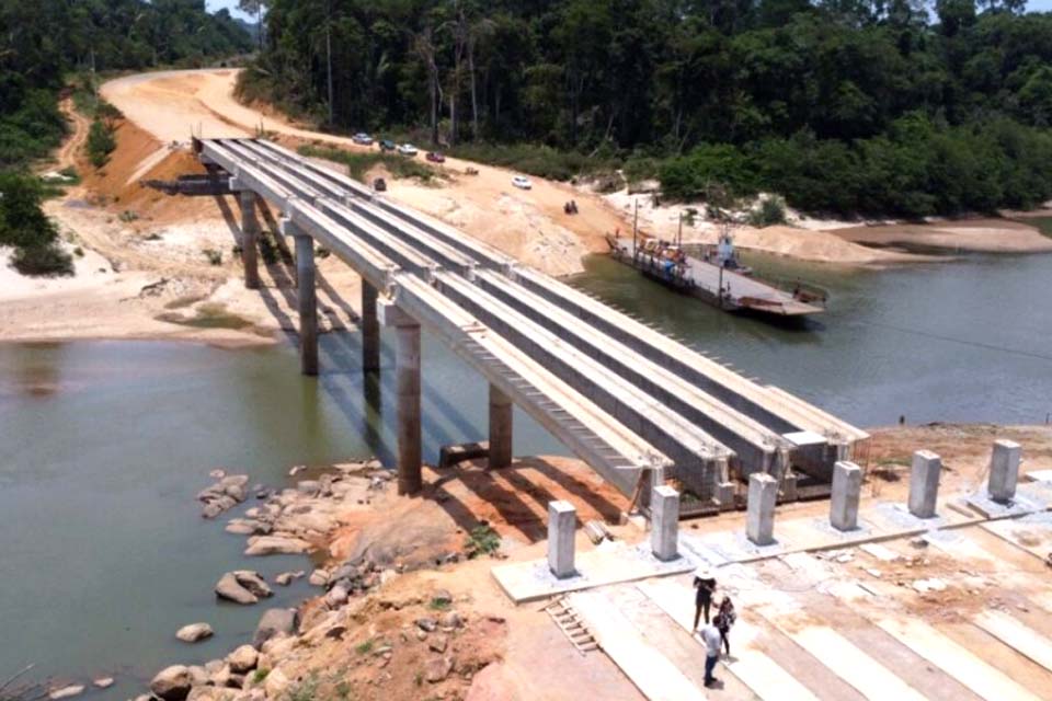 Alto Paraiso: Obra da ponte do rio Jamari avança para fase de conclusão, após instalação das vigas pré-moldadas