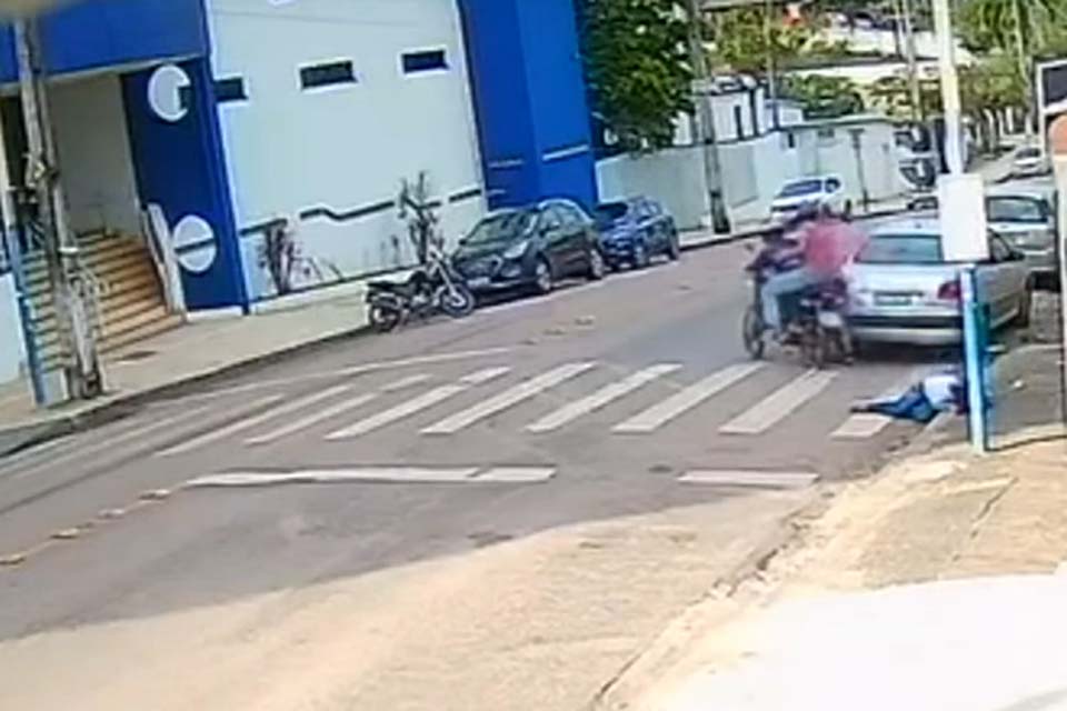 Acadêmica é derrubada no chão em assalto em frente a faculdade