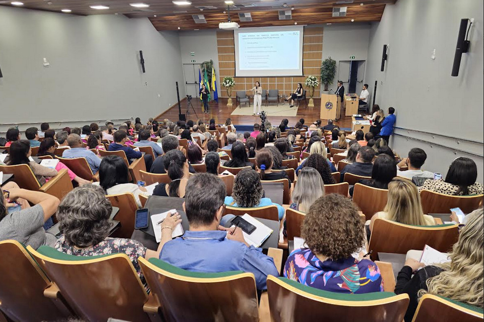 Expoente da educação, Maria Izolda Cela é homenageada pelo TCE-RO 