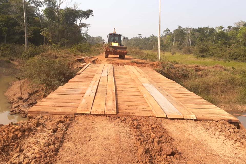 Ponte sobre o rio Colorado na RO-135 é recuperada para garantir o fluxo da produção rural