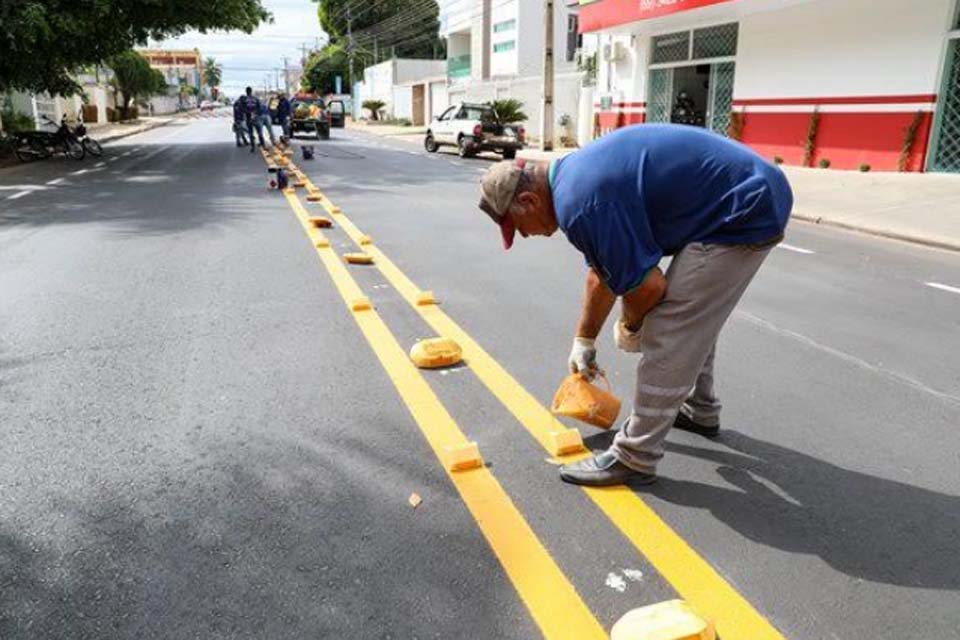 Prefeitura de Ji-Paraná implanta nova sinalização na avenida Maringá