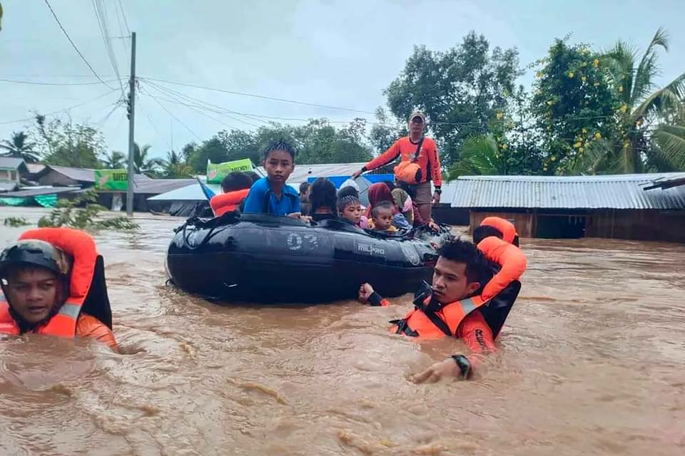 Chuva nas Filipinas provoca inundações, deslizamentos de terra e deixa mortos