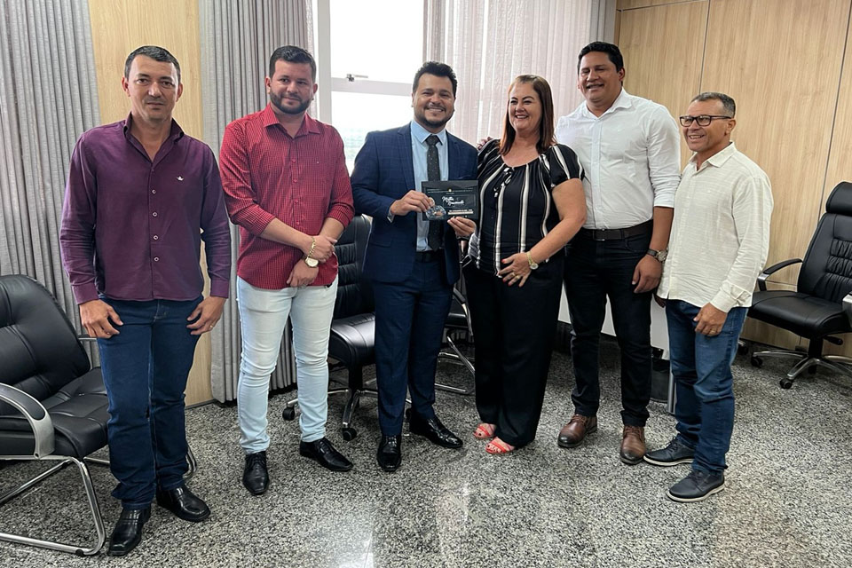 Presidente da Assembleia Marcelo Cruz recebe prefeita e vereadores de Pimenteiras do Oeste