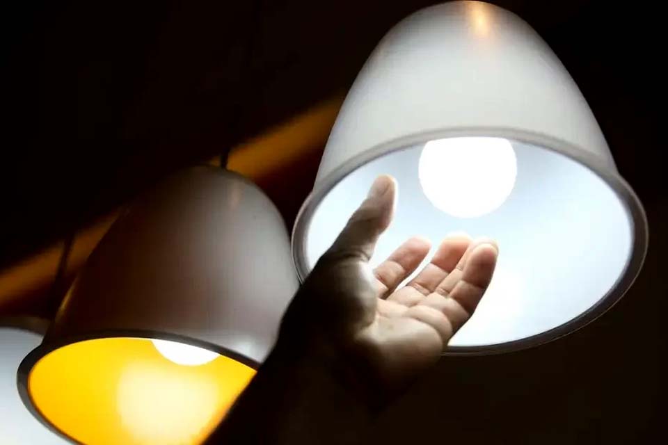 Após alta de dois dígitos, reajuste da conta de luz deve ser menor em 2023