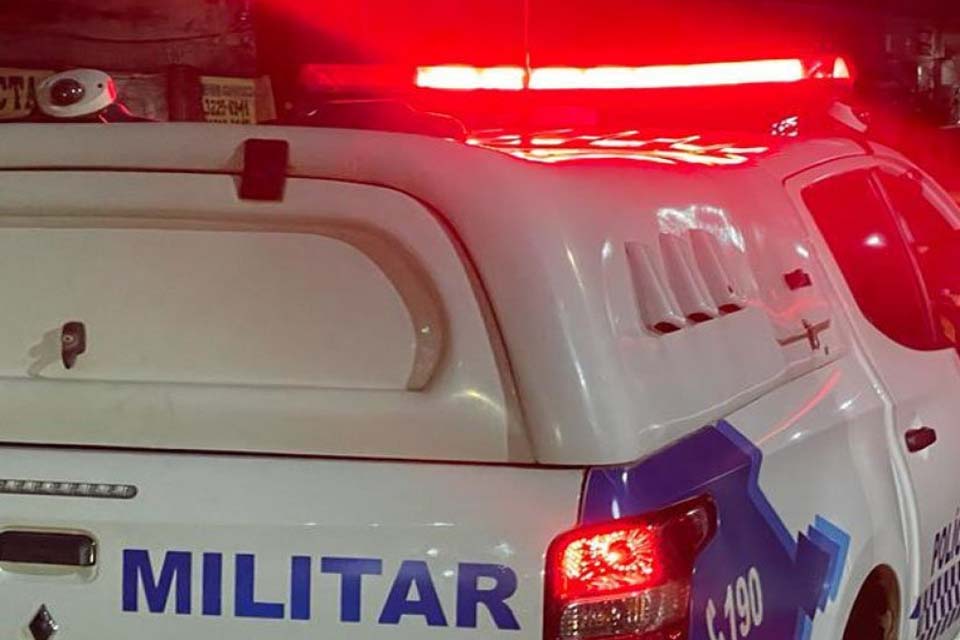 Homem é preso com duas armas após esposa denunciar agressão