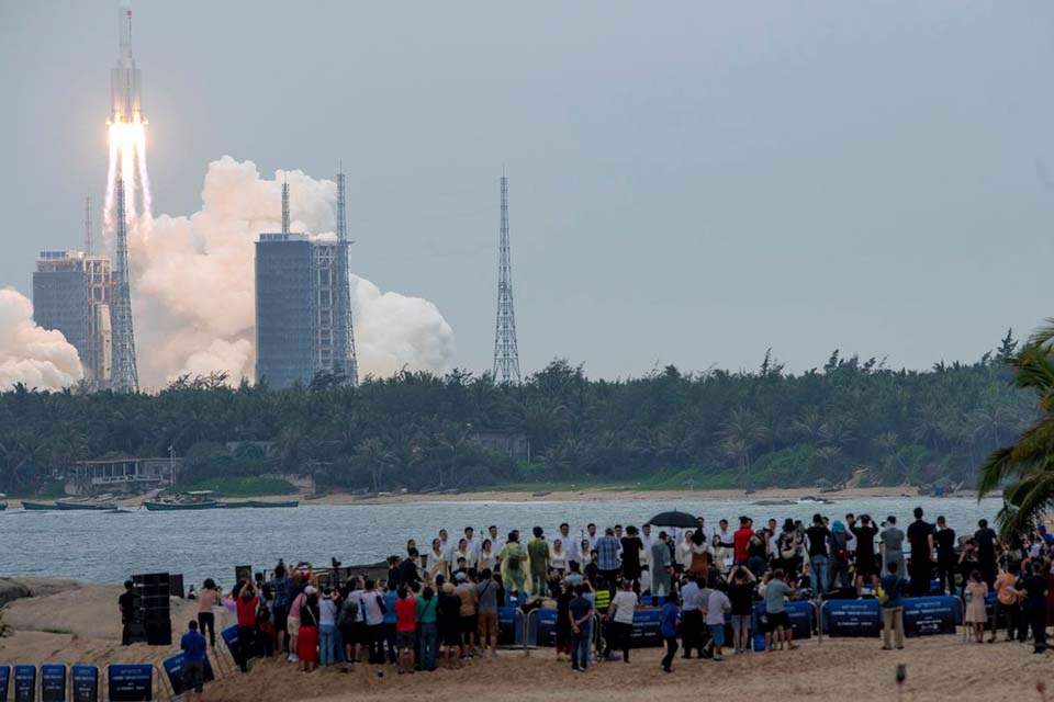 Nave chinesa com três astronautas acopla na nova estação espacial