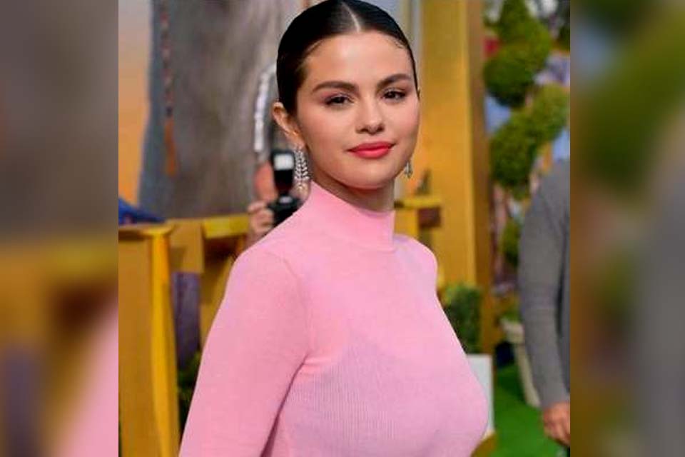 Selena Gomez fez uma tatuagem lembrando seu transplante de rim