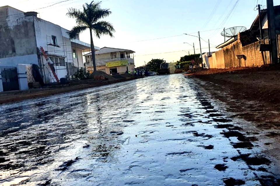 Prefeitura trabalha para asfaltar trecho da Rua Rio Grande do Sul esquina com a Minas Gerais no setor 5