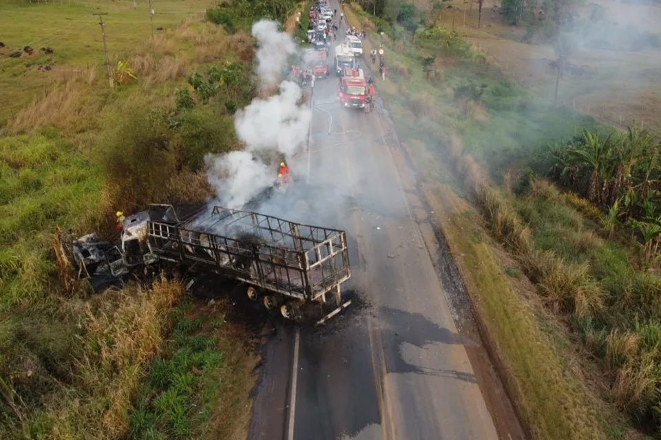 Motorista morre carbonizado após caminhões baterem de frente na BR-364