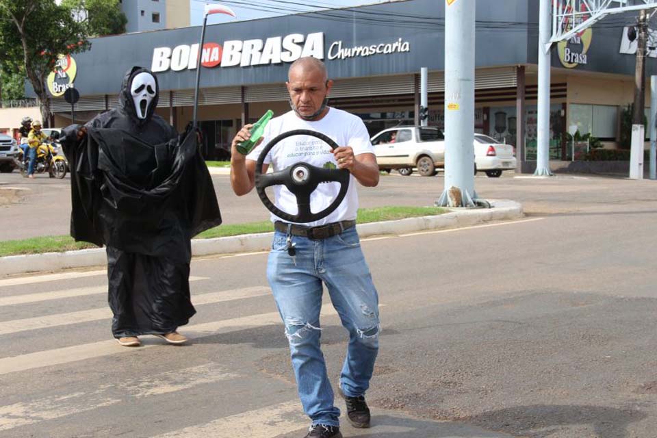 Detran Rondônia orienta usuários com encenação teatral na rua sobre as consequências do desrespeito à legislação de trânsito