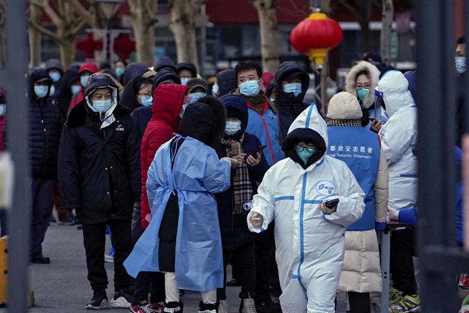 Moradores de Pequim se preparam para nova onda de covid-19