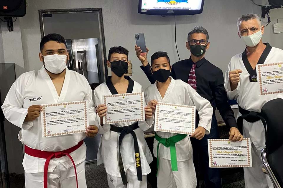 Atletas do taekwondo são homenageados na Câmara de Vereadores de Porto Velho