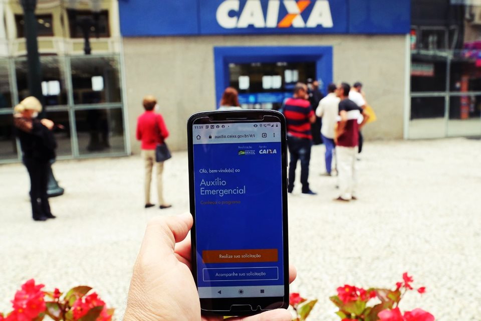 Caixa abre 680 agências neste sábado para saque do auxílio emergencial