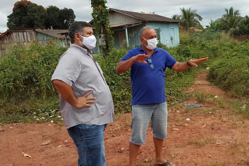 Prefeito em exercício realiza visitas em bairros e conversa com lideranças