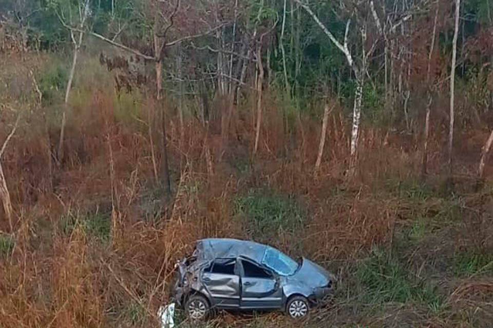 Carro capota e deixa varios feridos na BR-364 em Porto Velho