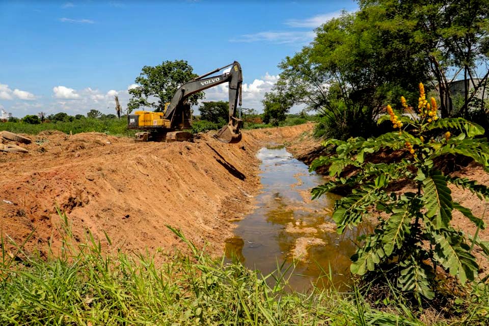 Prefeitura de Ji-Paraná limpa canal de igarapé do bairro São Francisco