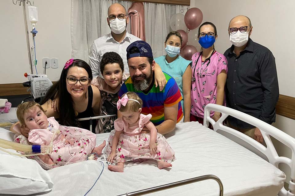 Pequena Eloá, uma das gêmeas siamesas de Alvorada D’Oeste que ainda precisa de cuidados especiais, recebe alta do Hospital São Lucas de Ouro Preto do Oeste