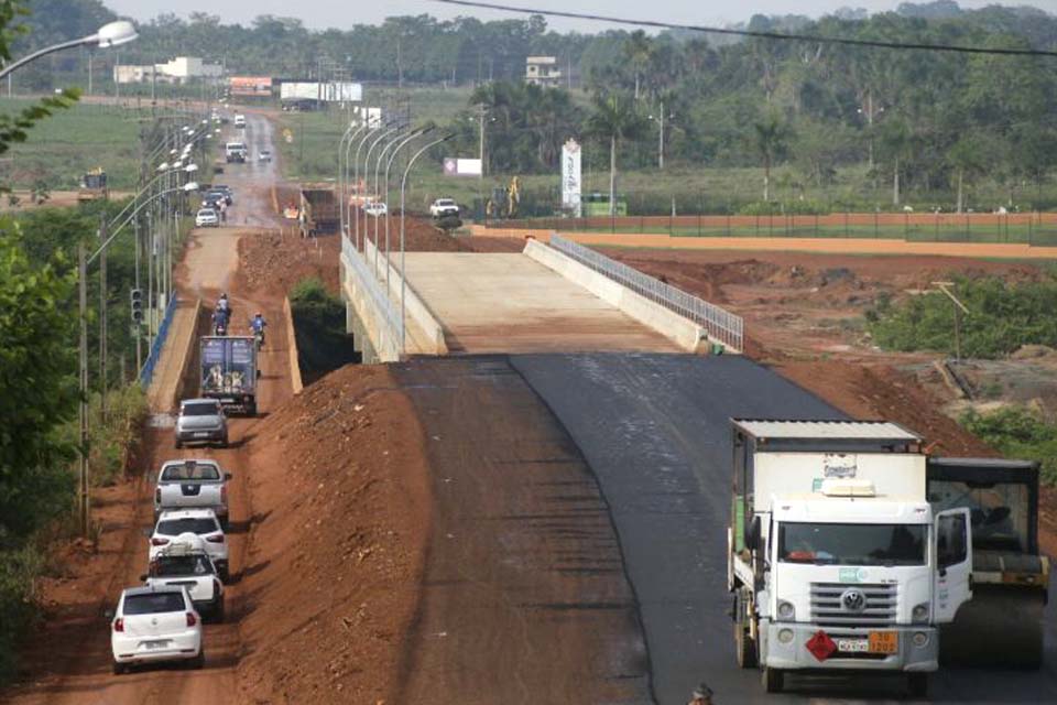 Cabeceira da ponte sobre o rio Urupá recebe asfaltamento