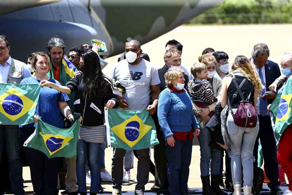 Brasileiro relata misto de alívio e preocupação ao chegar ao Brasil