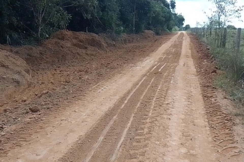 Prefeitura de Porto Velho realiza manutenção na estrada do Areia Branca e comunidade Terra Nossa