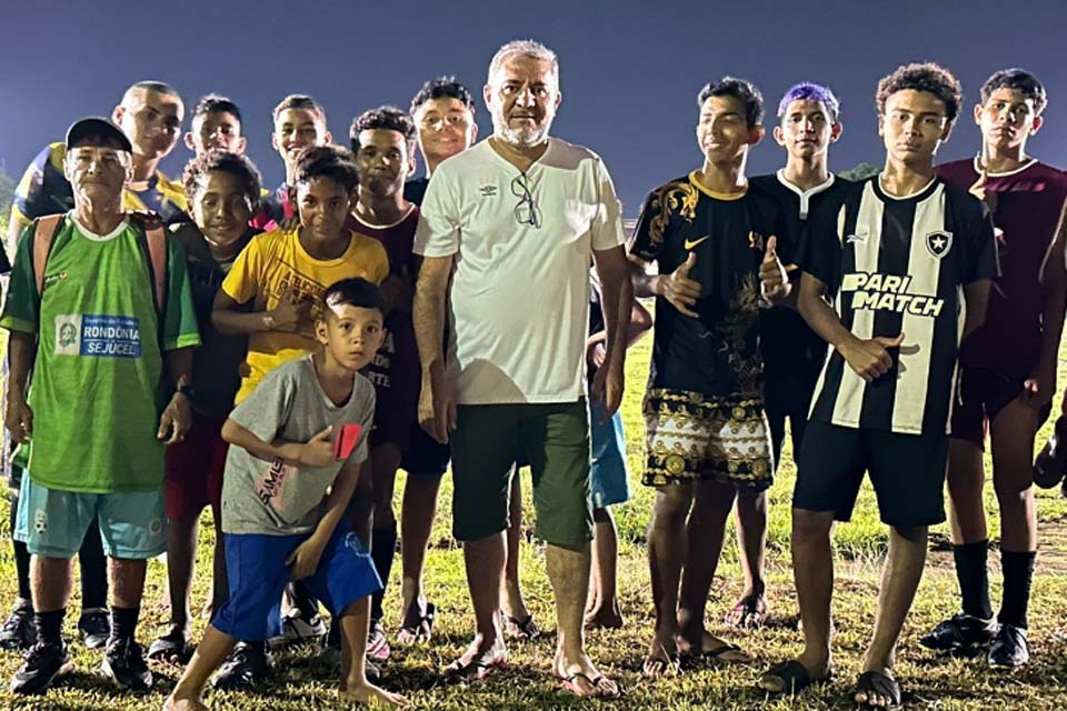 Vereador Everaldo Fogaça prestigia estreia da iluminação de campo de futebol com refletores de Led de 1000 voltz