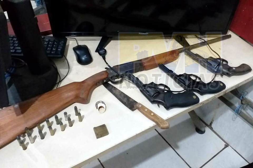 Polícia prende quadrilha com arsenal de armas em embarcação no Rio Madeira