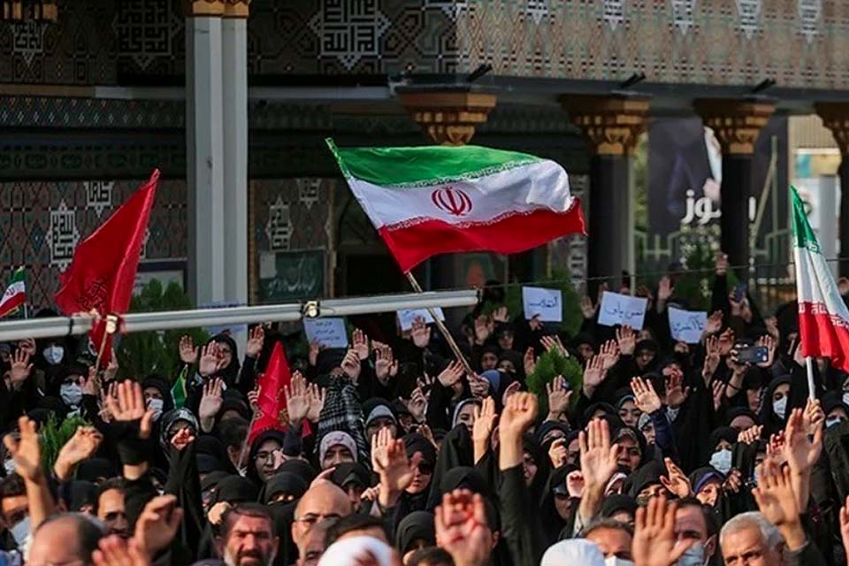 Tribunal revolucionário iraniano sentencia manifestante à morte e outros cinco à prisão 