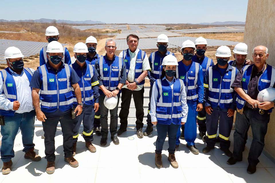 Bolsonaro inaugura usina fotovoltaica no interior da Paraíba