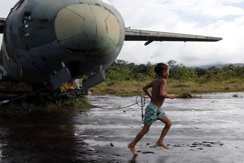 Militares trabalham durante a noite para reformar pista em TI Yanomami