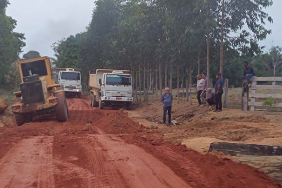 Prefeitura realiza recuperação das estradas no distrito de União Bandeirantes