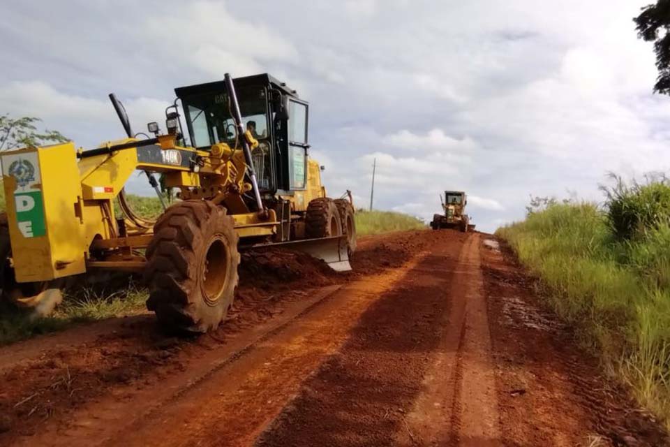 DER executa patrolamento e encascalhamento na RO-135 entre os distritos de Vila Marcão e Izidrolândia