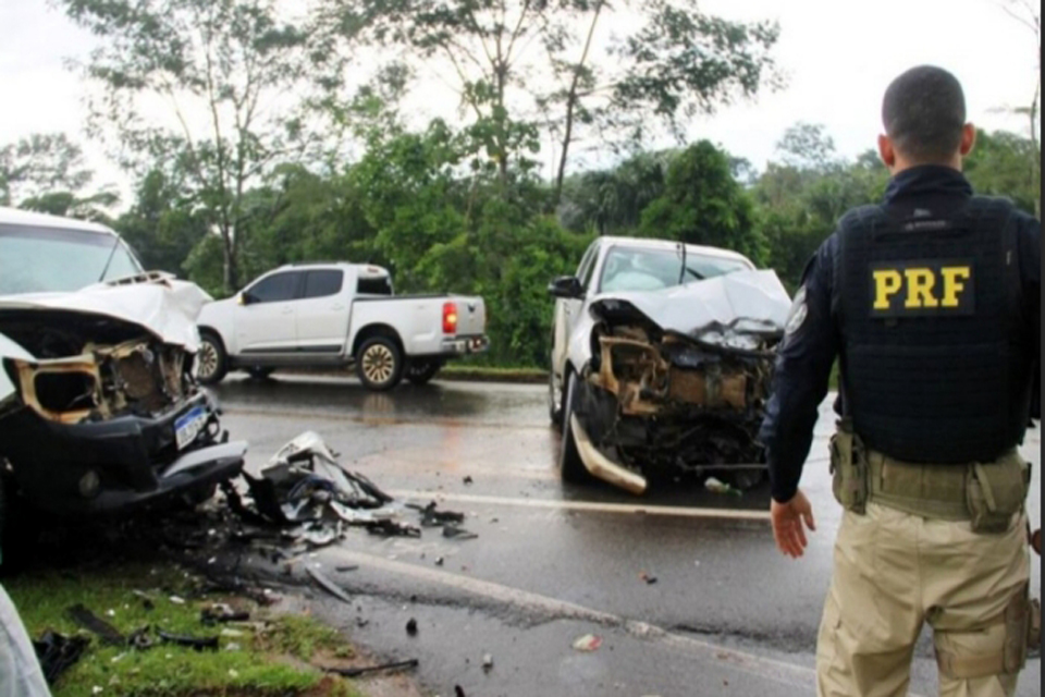 Colisão frontal entre caminhonetes deixa vários feridos na BR 364