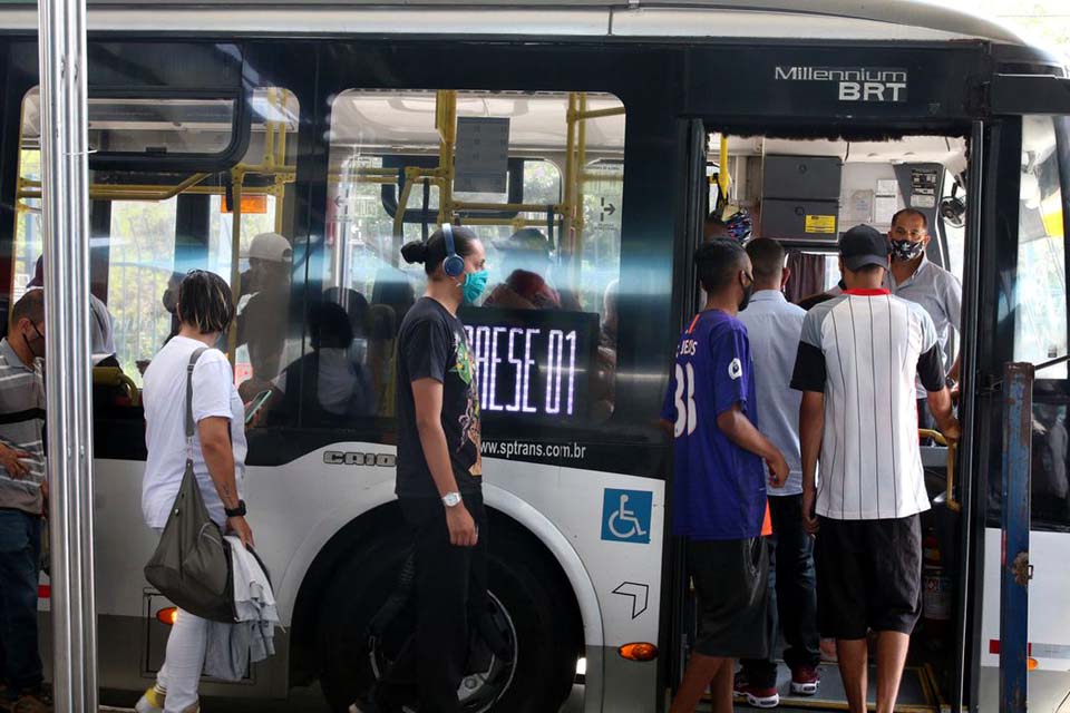 Gasolina mais cara faz pessoas trocarem carro por ônibus, prova estudo