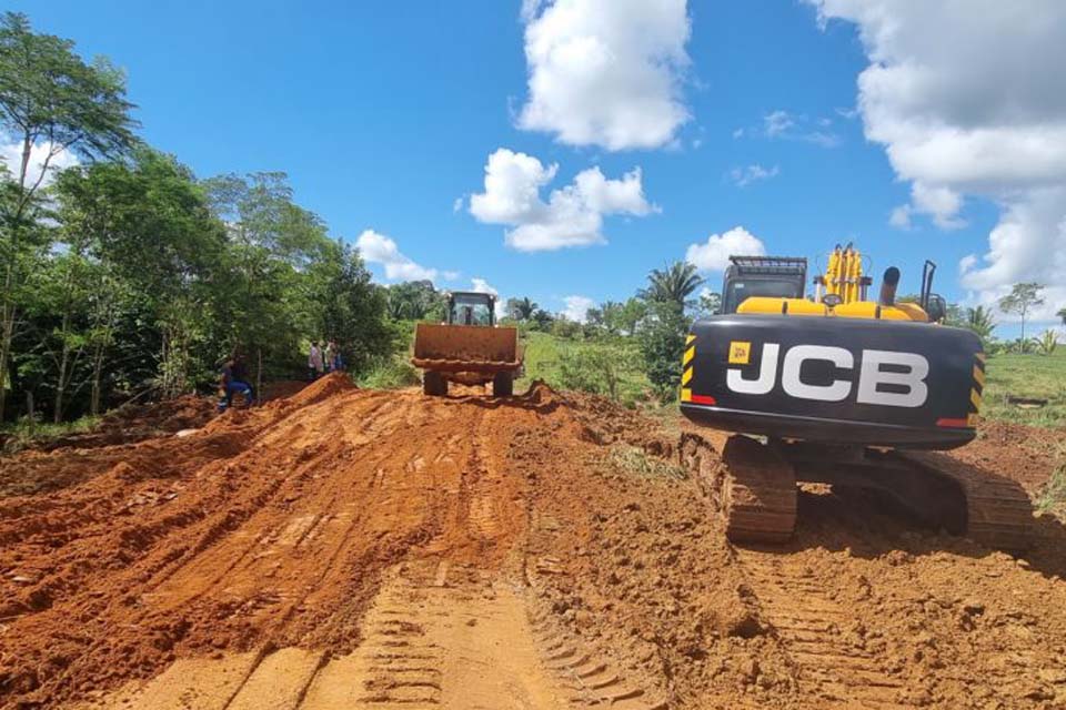 Prefeitura realiza serviço de drenagem e rebaixamento de morro na Linha 615