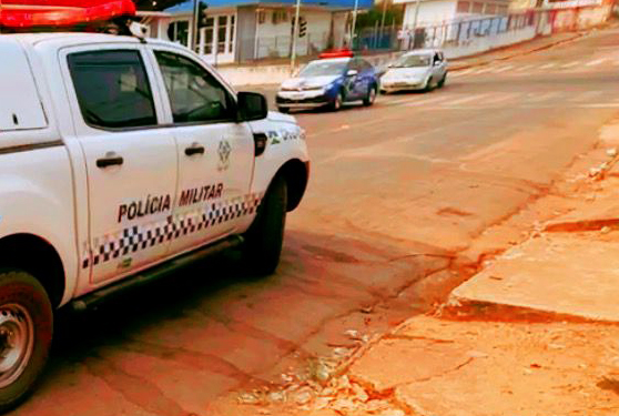 Homem é atacado a tiros por dupla de moto no centro de Porto Velho