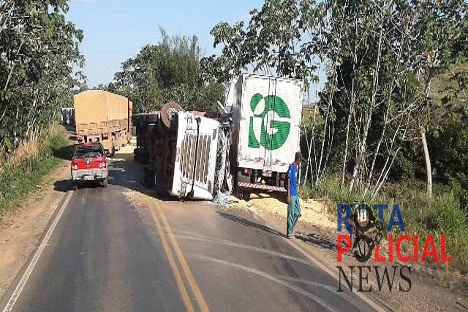 Acidente envolve duas carretas nas proximidades de Jaru na BR-364