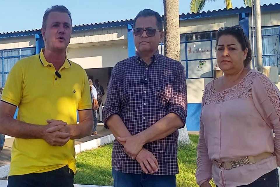 Com a presença do prefeito Ribamar e vereadora Marlúcia, deputado Luizinho Goebel entrega veículo e moto Biz em Colorado do Oeste